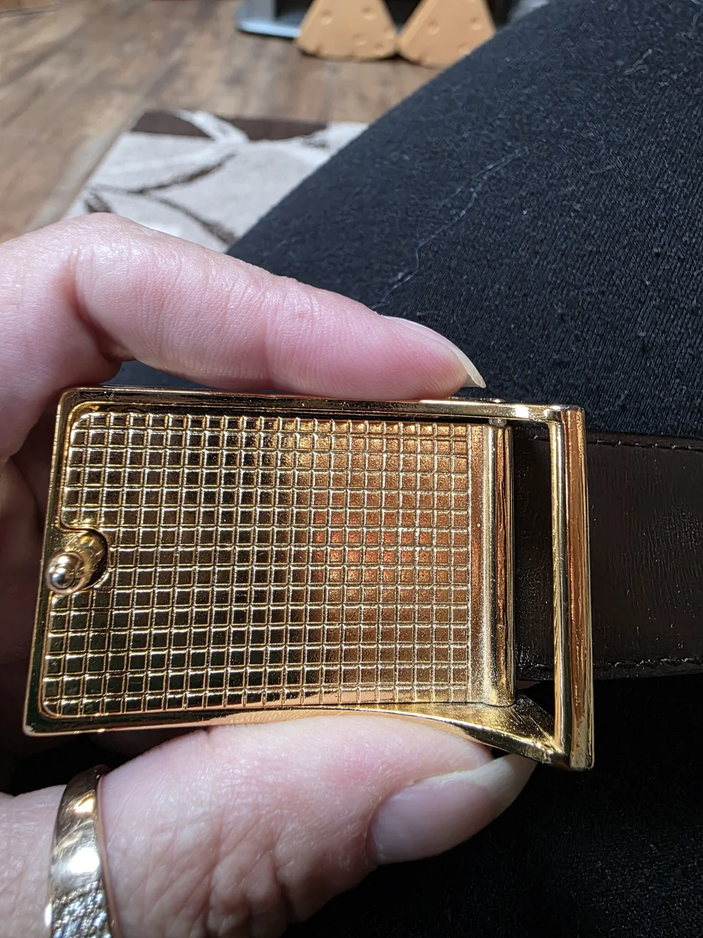 Classic GUESS style with a bold logo buckle that gives it a great Y2K look